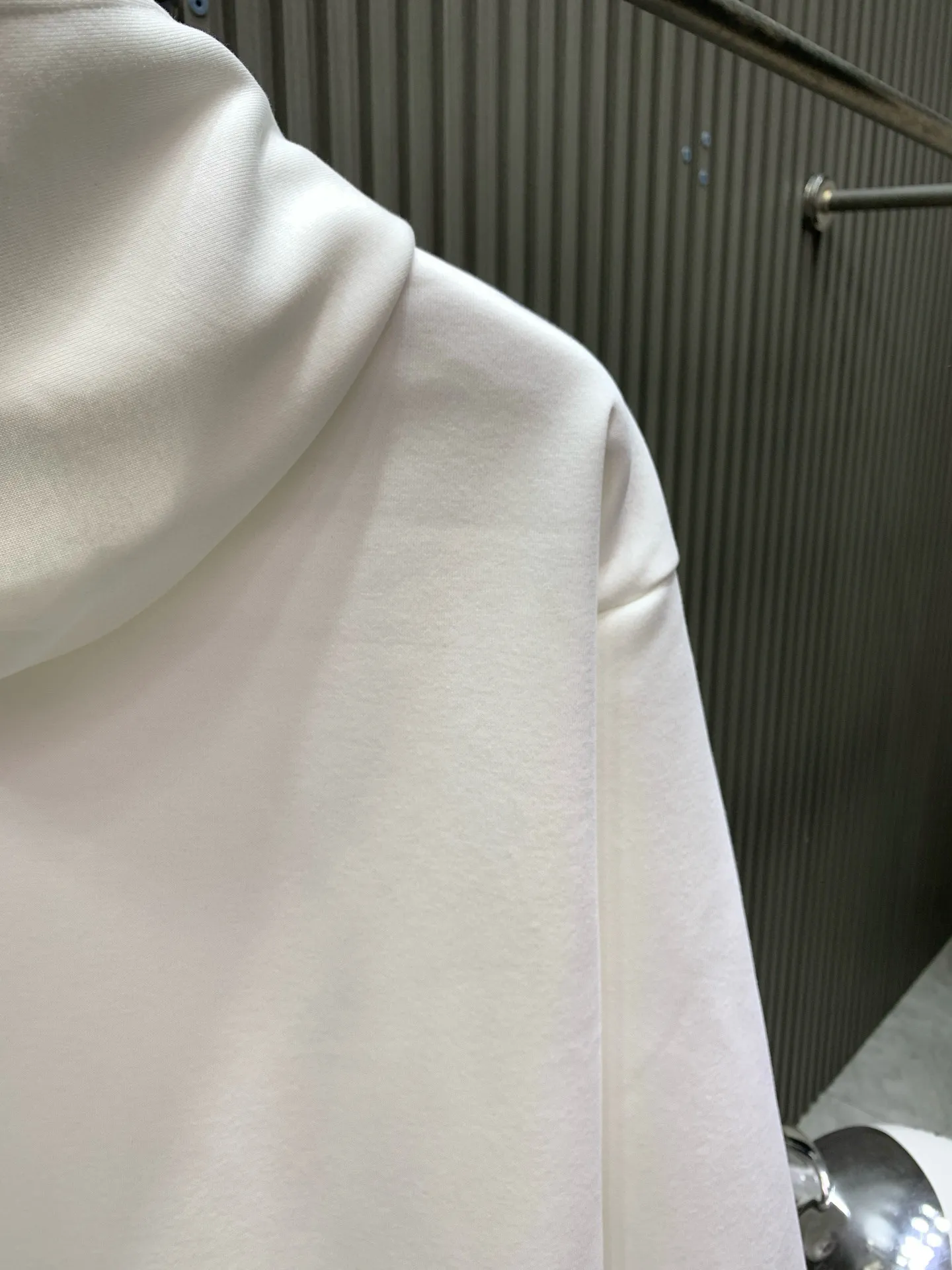 🅿️280 🀄️ Louis Vuitton 25FW new autumn and winter hooded sweatshirt 400g pure cotton➕silver fox velvet Made of double-ply double yarn 400g pure cotton sweatshirt fabric. The fabric is woven with double-ply twisted yarn. It is 40% stronger than single-ply yarn and can still maintain the silhouette of the clothes when cut loosely. The os version has a relatively lazy and loose feel, simple yet recognizable. A very simple and fashionable style. The overall design is simple yet individual. It can easily handle a variety of occasions.